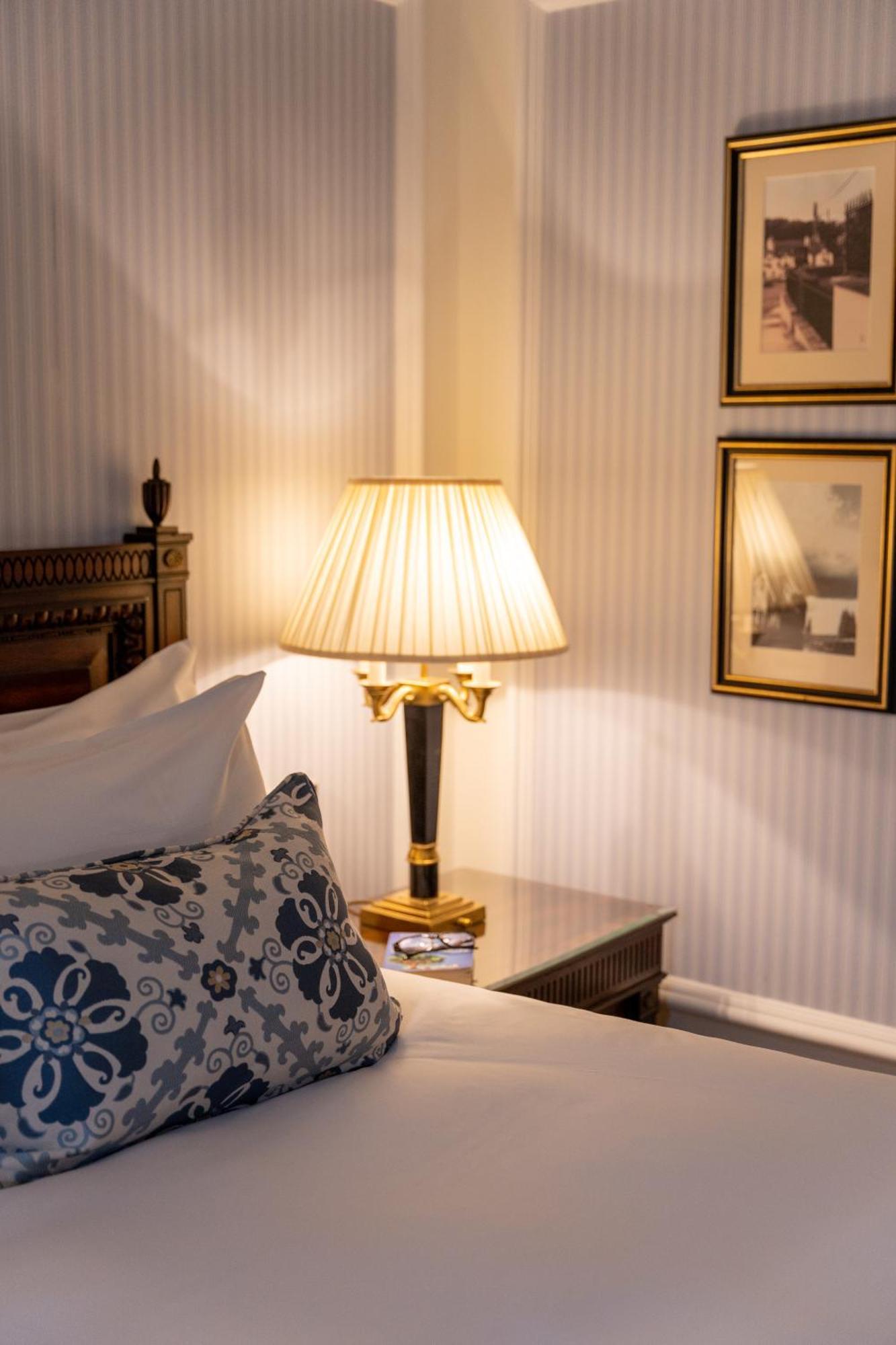 โรงแรมพาวเวอร์สคอร์ต ออโตกราฟ คอลเลคชั่น Enniskerry ภายนอก รูปภาพ A table lamp