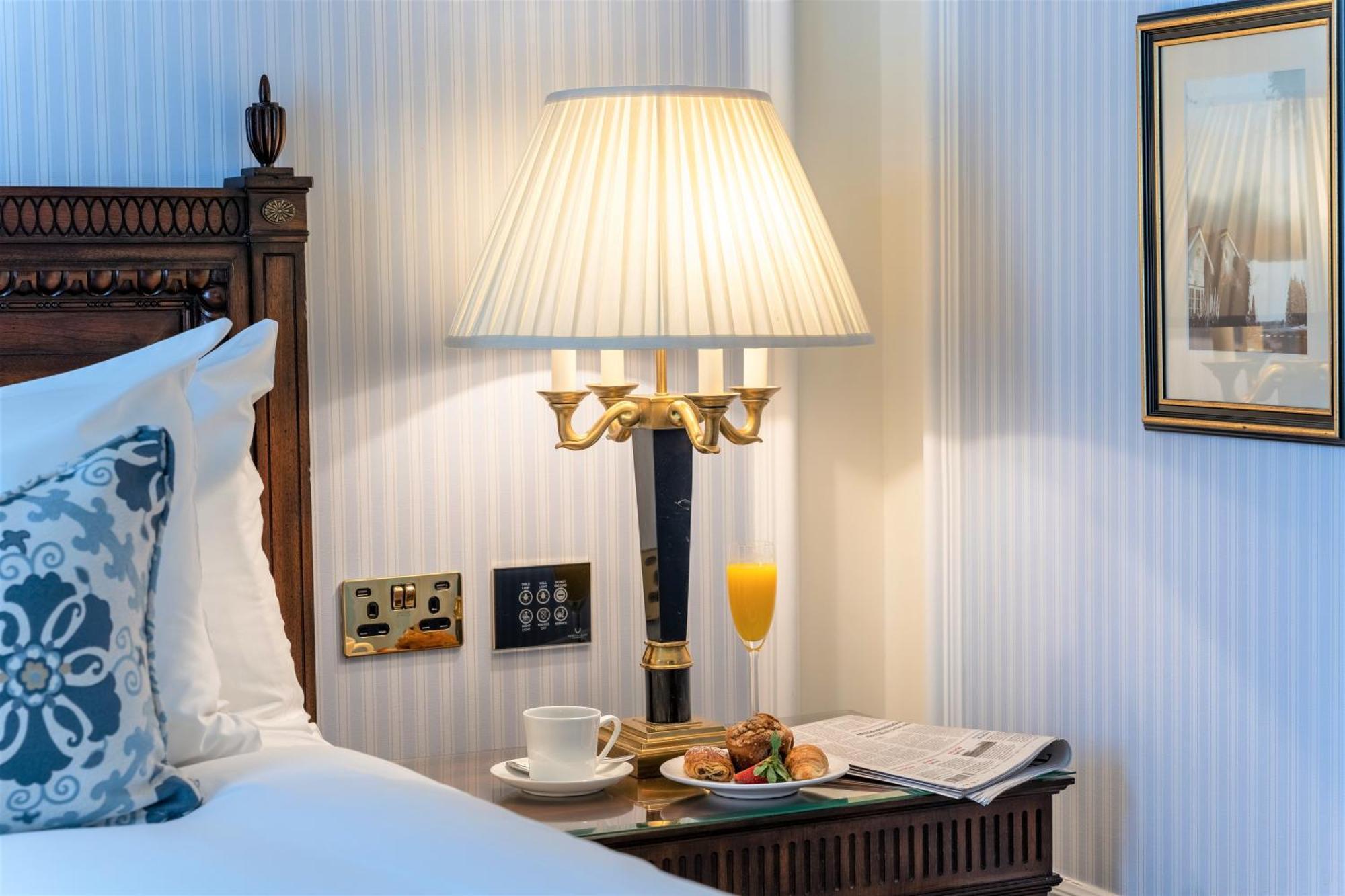 โรงแรมพาวเวอร์สคอร์ต ออโตกราฟ คอลเลคชั่น Enniskerry ภายนอก รูปภาพ A table lamp
