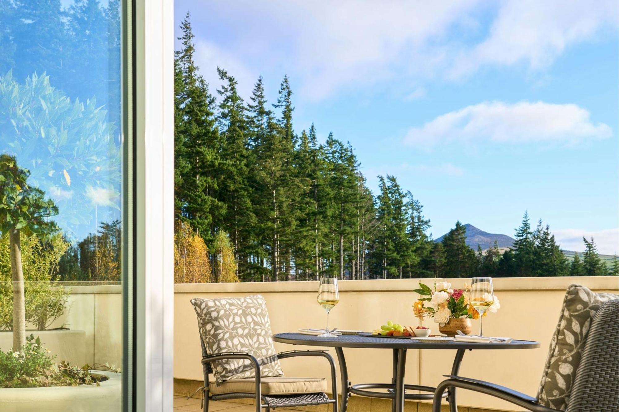 โรงแรมพาวเวอร์สคอร์ต ออโตกราฟ คอลเลคชั่น Enniskerry ภายนอก รูปภาพ A typical view from a suite at the Inn at Laurel Point