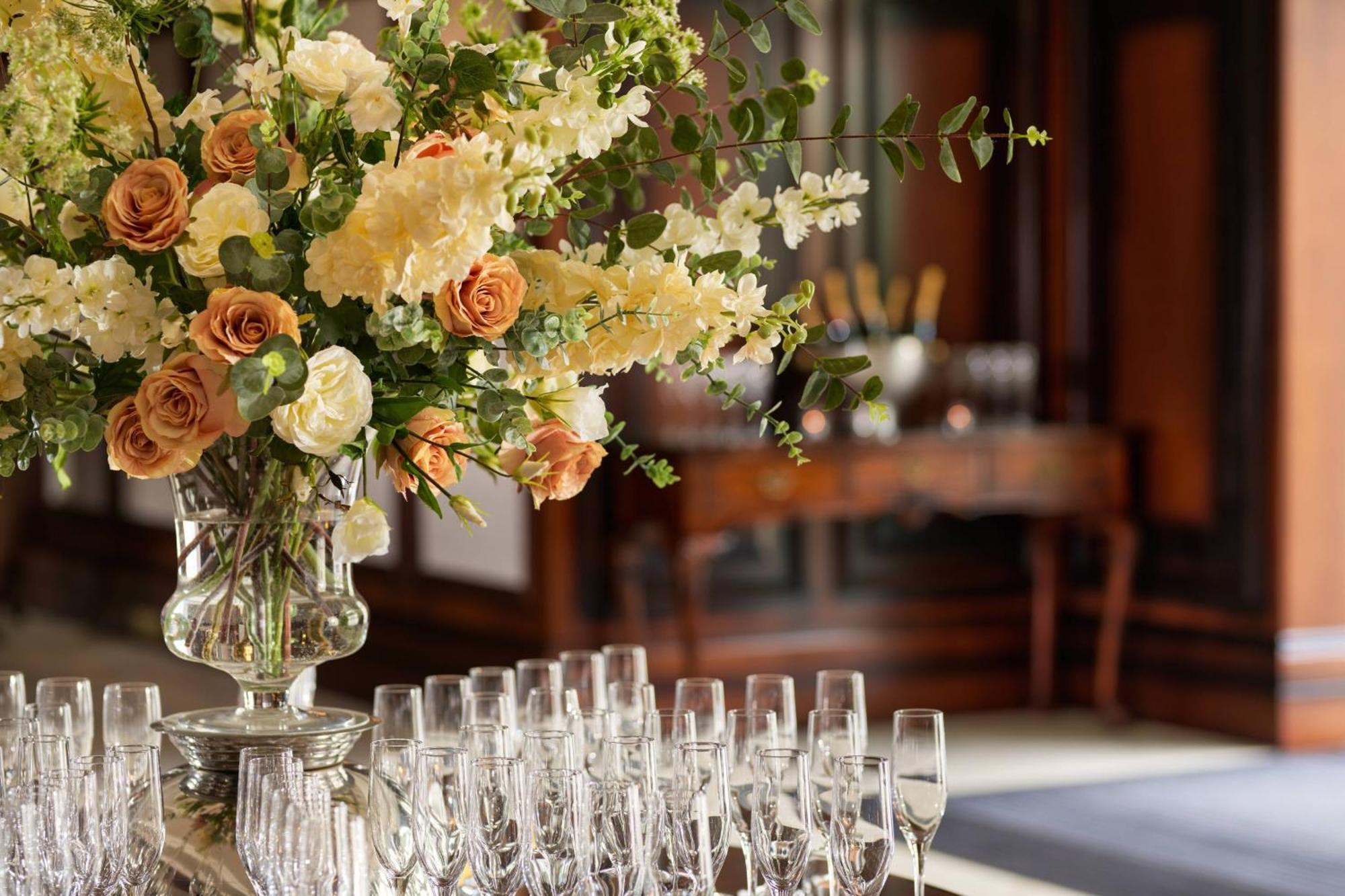 โรงแรมพาวเวอร์สคอร์ต ออโตกราฟ คอลเลคชั่น Enniskerry ภายนอก รูปภาพ A flower arrangement at the White House