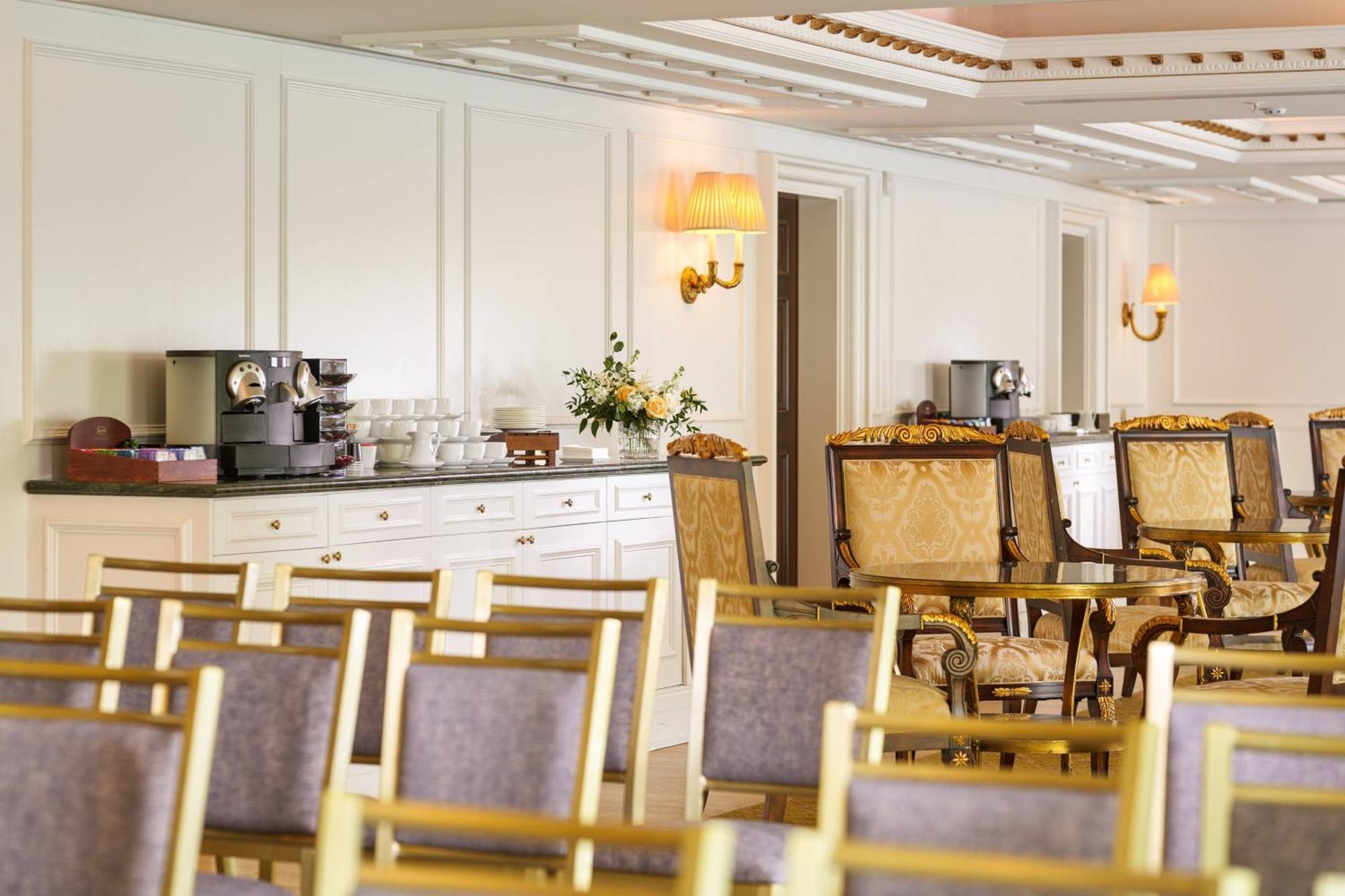 โรงแรมพาวเวอร์สคอร์ต ออโตกราฟ คอลเลคชั่น Enniskerry ภายนอก รูปภาพ The interior of the lounge