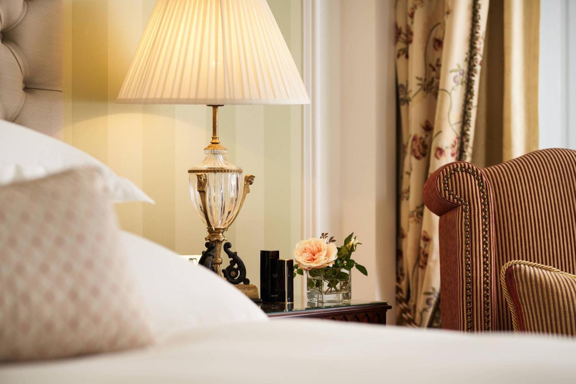 โรงแรมพาวเวอร์สคอร์ต ออโตกราฟ คอลเลคชั่น Enniskerry ภายนอก รูปภาพ A detail of a bedroom at the hotel