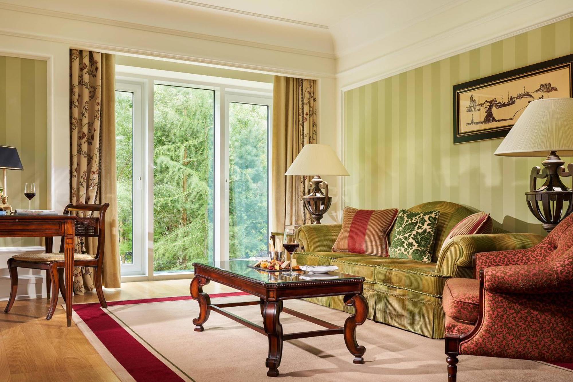 โรงแรมพาวเวอร์สคอร์ต ออโตกราฟ คอลเลคชั่น Enniskerry ภายนอก รูปภาพ A living room at the Mandarin Oriental, Munich