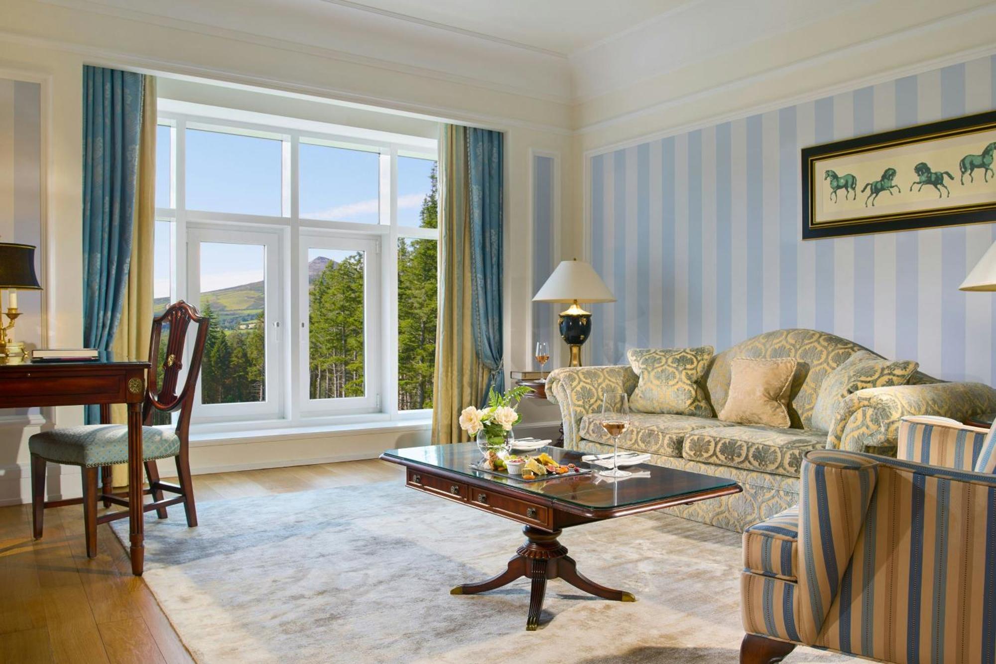 โรงแรมพาวเวอร์สคอร์ต ออโตกราฟ คอลเลคชั่น Enniskerry ภายนอก รูปภาพ A living room at the hotel