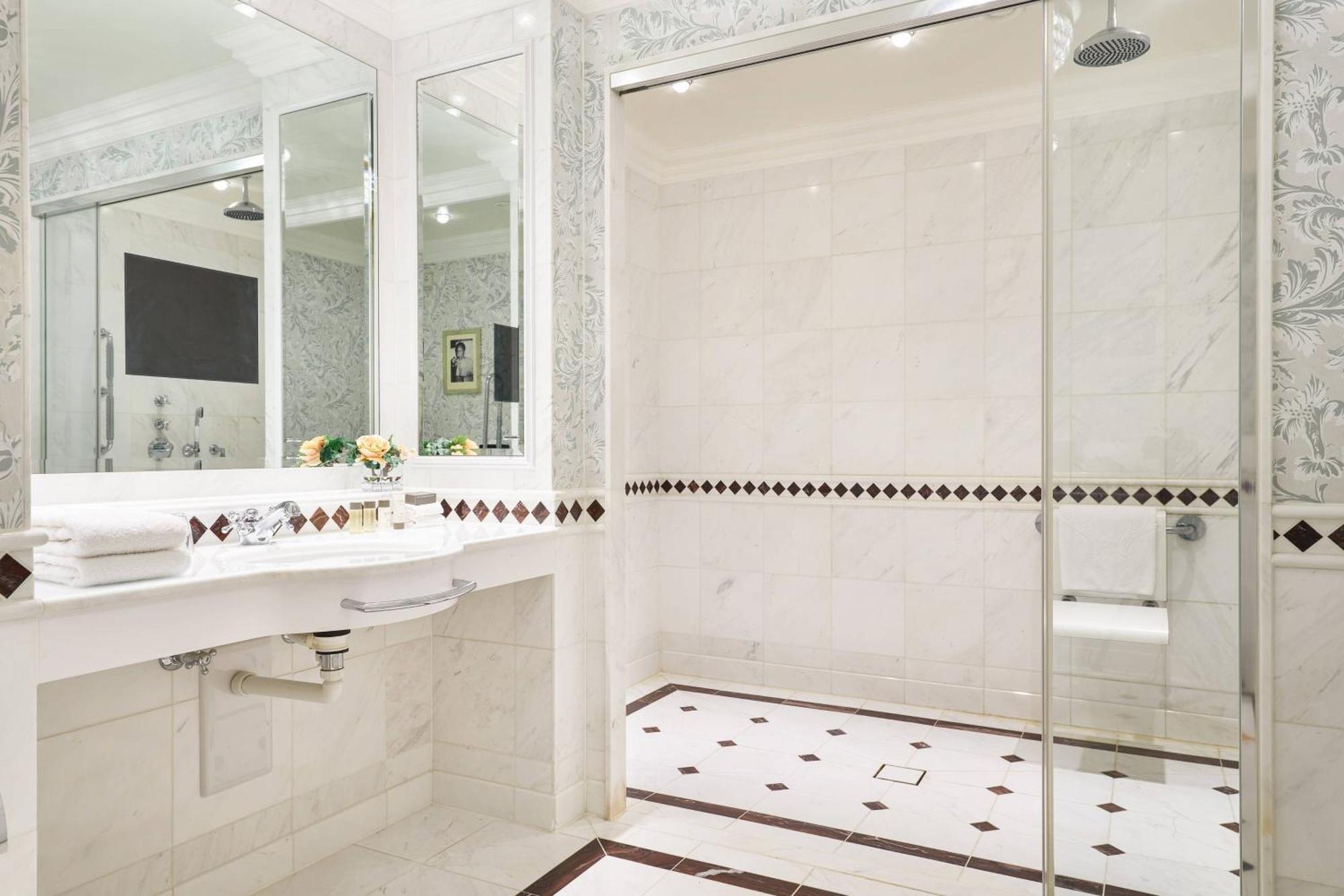 โรงแรมพาวเวอร์สคอร์ต ออโตกราฟ คอลเลคชั่น Enniskerry ภายนอก รูปภาพ A shower enclosure