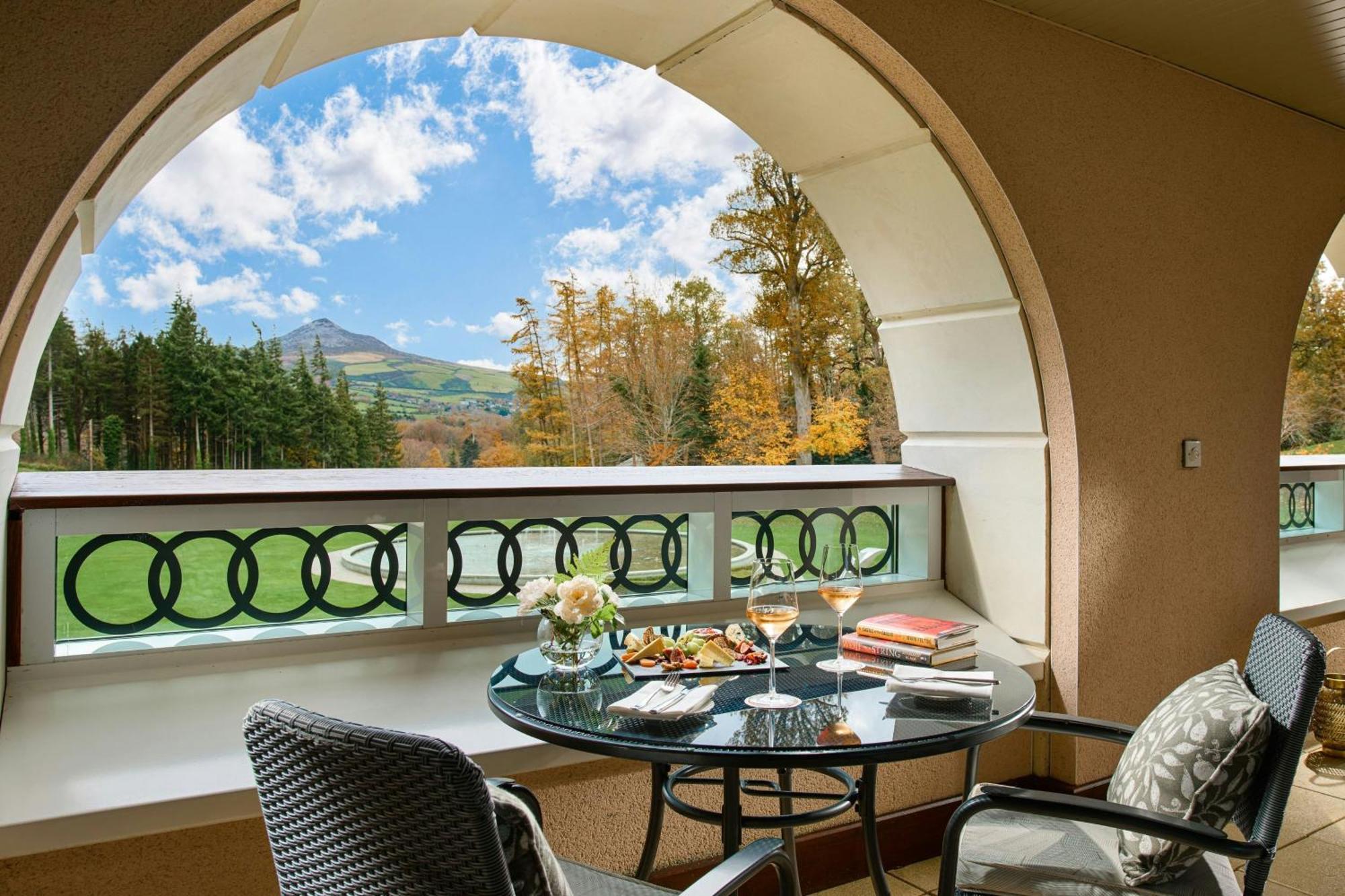 โรงแรมพาวเวอร์สคอร์ต ออโตกราฟ คอลเลคชั่น Enniskerry ภายนอก รูปภาพ A view of the golf course from a suite at The Lodge at Sun Valley