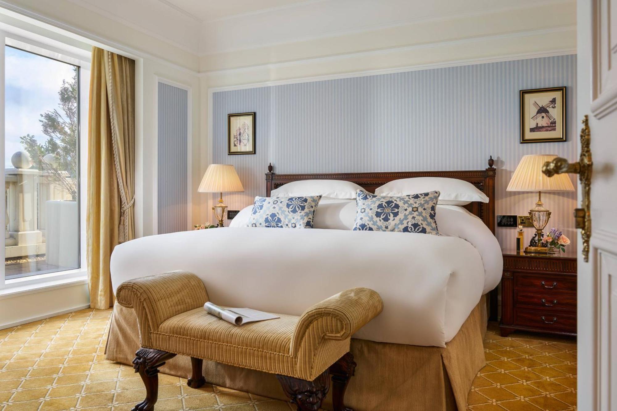 โรงแรมพาวเวอร์สคอร์ต ออโตกราฟ คอลเลคชั่น Enniskerry ภายนอก รูปภาพ A bedroom at the hotel