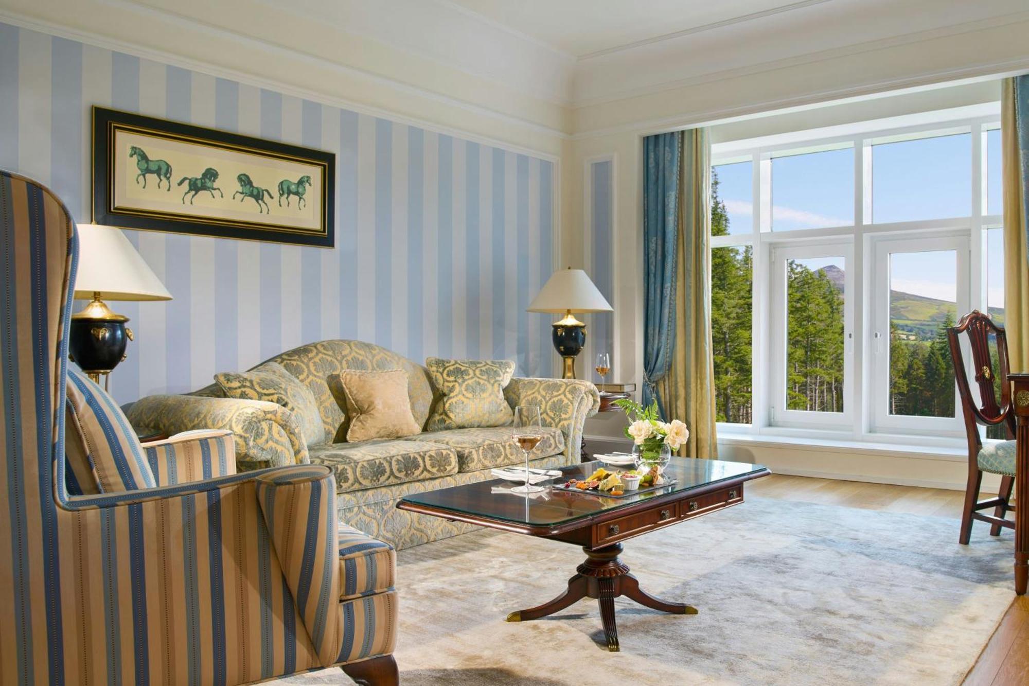 โรงแรมพาวเวอร์สคอร์ต ออโตกราฟ คอลเลคชั่น Enniskerry ภายนอก รูปภาพ A living room at the hotel
