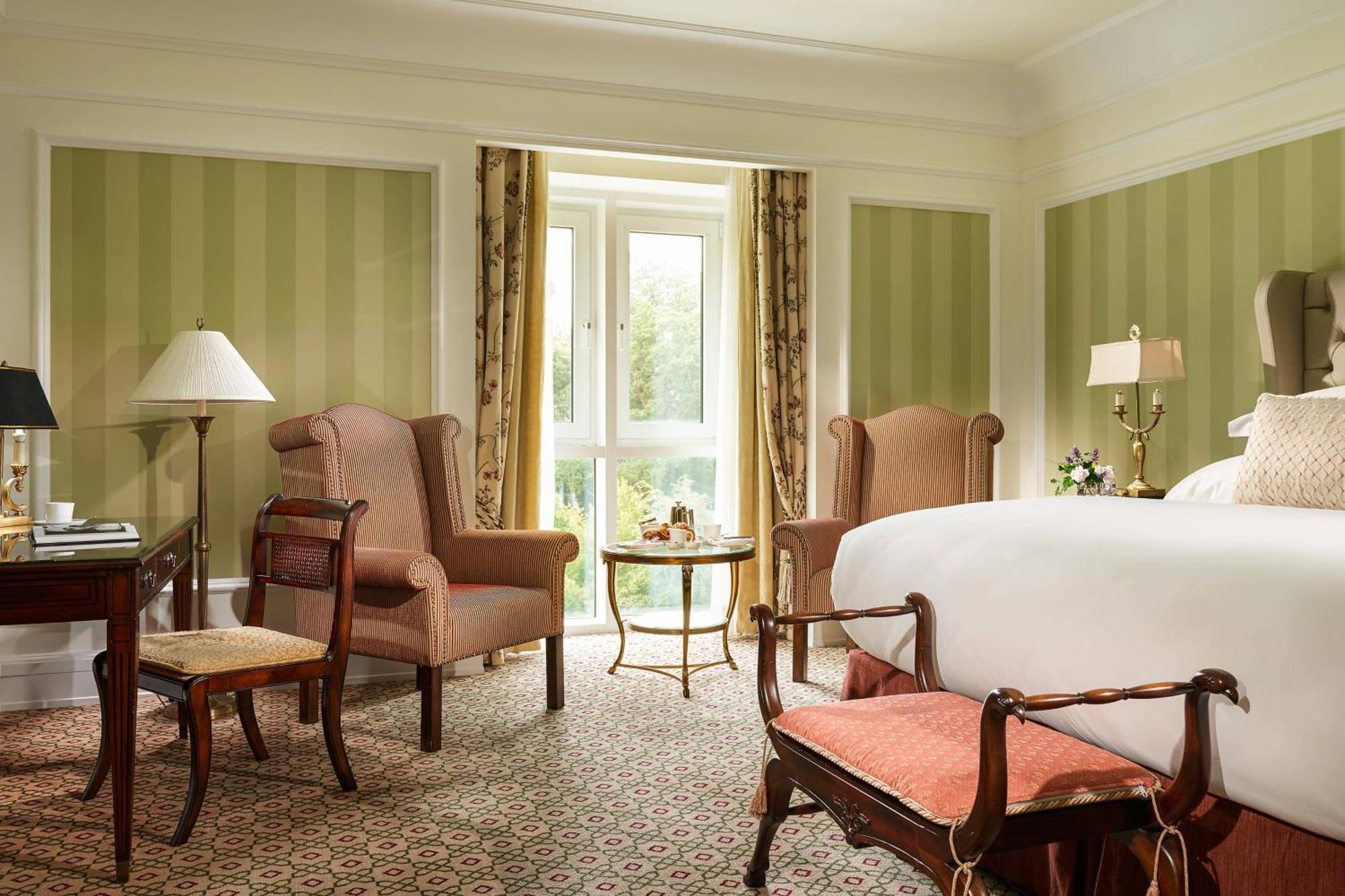 โรงแรมพาวเวอร์สคอร์ต ออโตกราฟ คอลเลคชั่น Enniskerry ภายนอก รูปภาพ A room at the Four Seasons Hotel