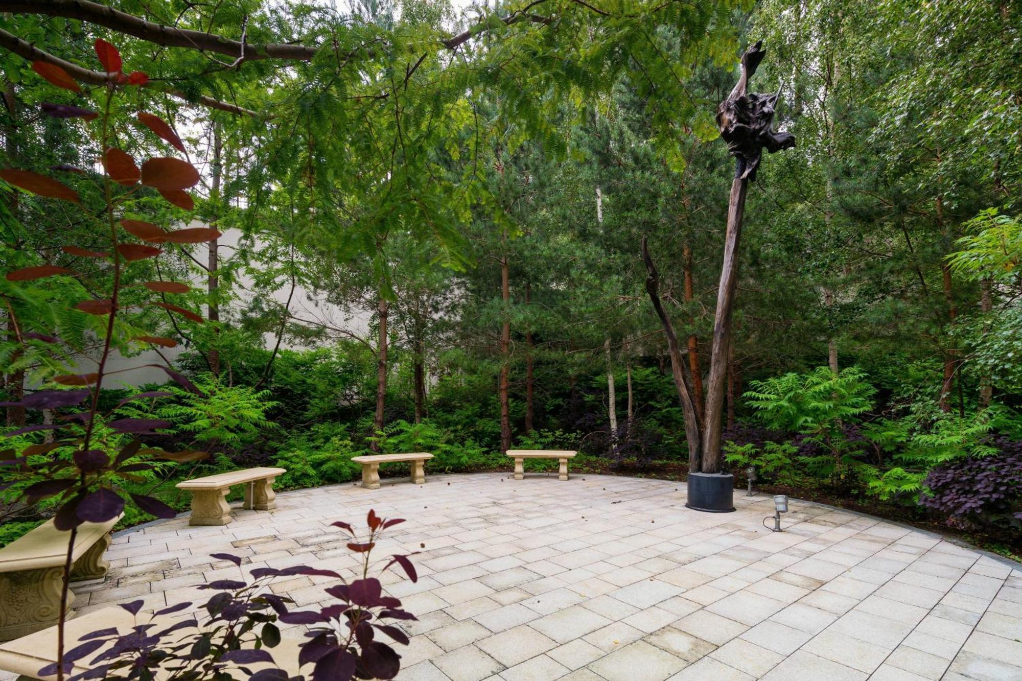 โรงแรมพาวเวอร์สคอร์ต ออโตกราฟ คอลเลคชั่น Enniskerry ภายนอก รูปภาพ The sculpture in 2019