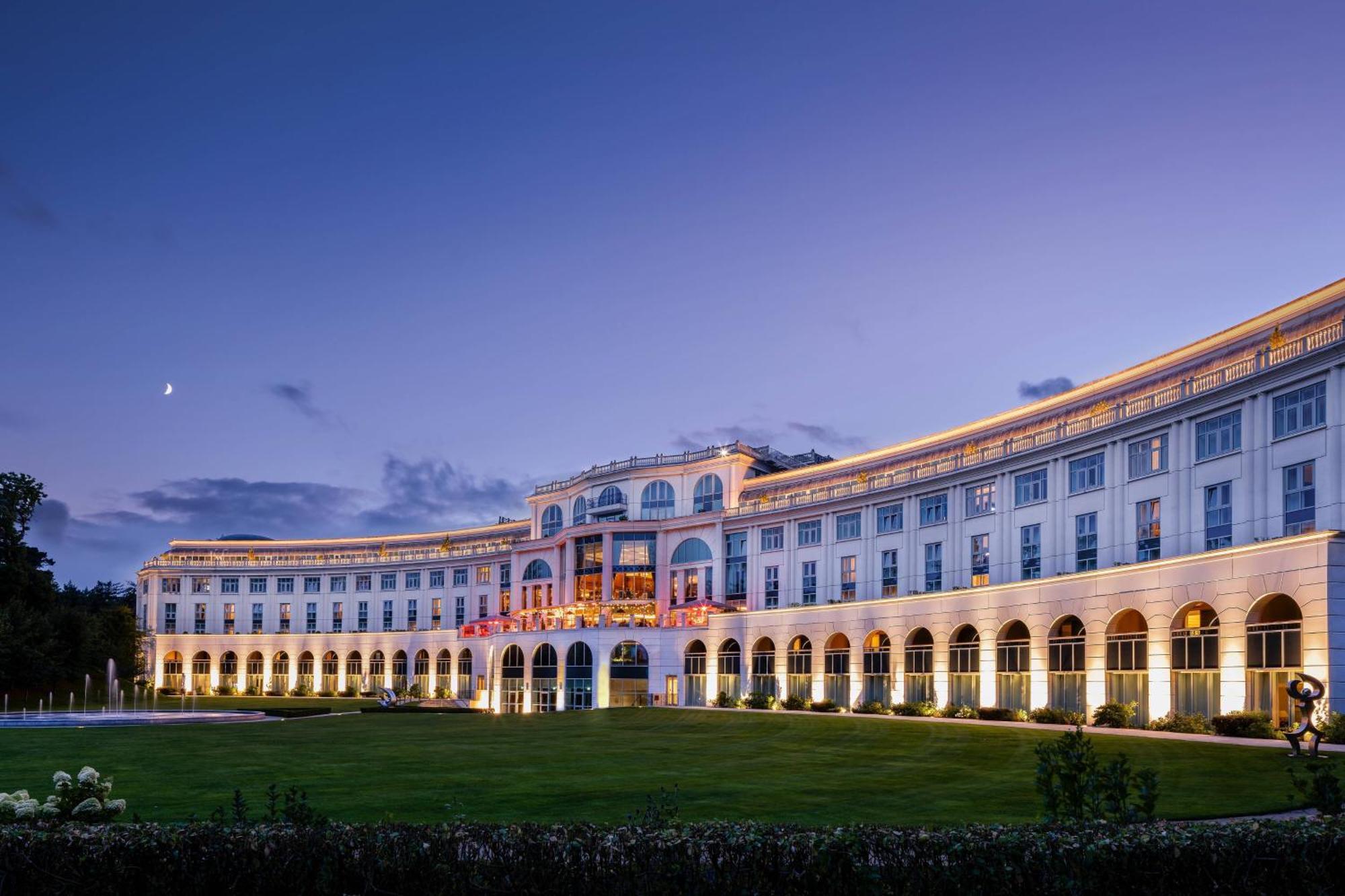 โรงแรมพาวเวอร์สคอร์ต ออโตกราฟ คอลเลคชั่น Enniskerry ภายนอก รูปภาพ The hotel at night