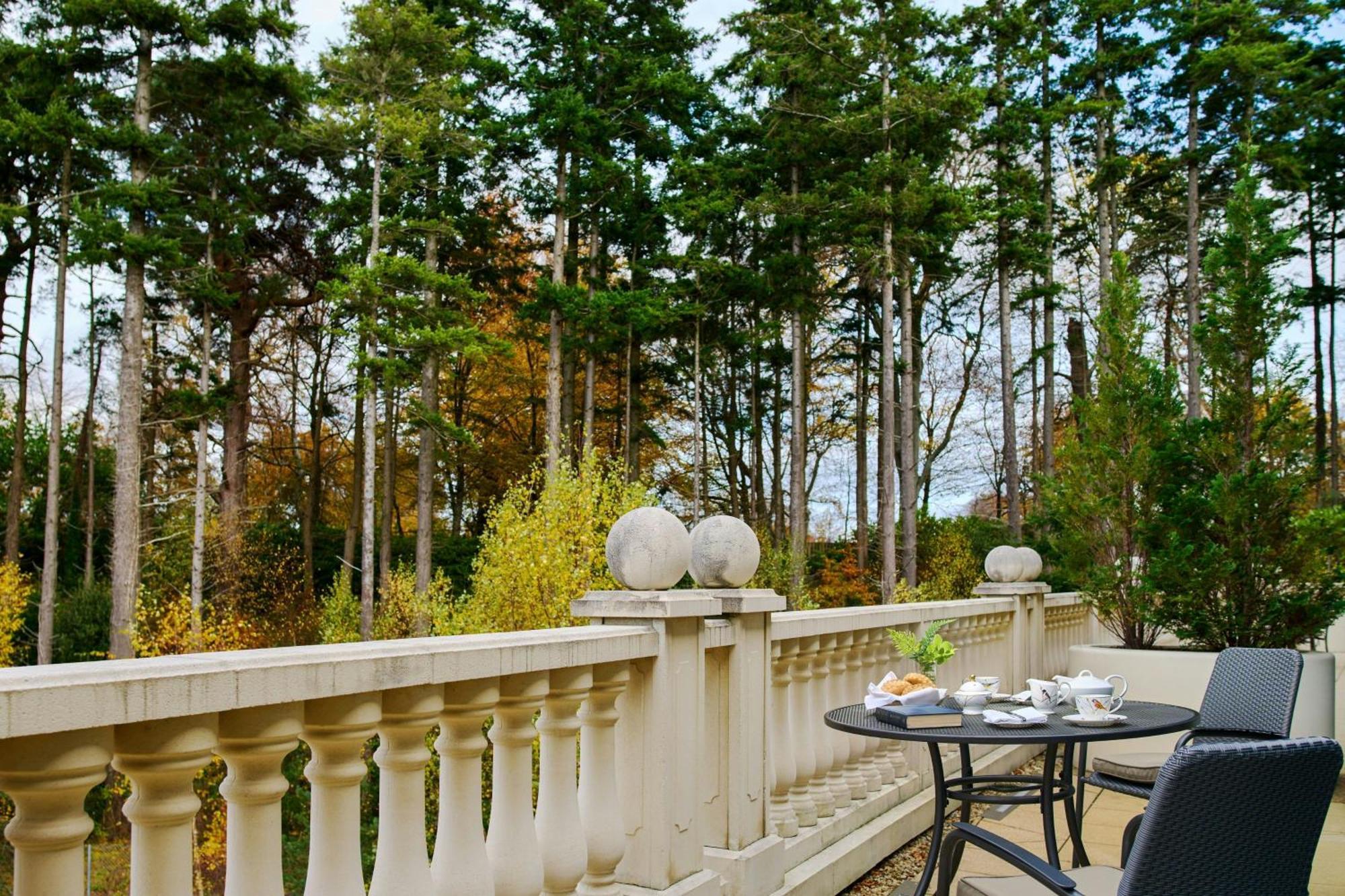 โรงแรมพาวเวอร์สคอร์ต ออโตกราฟ คอลเลคชั่น Enniskerry ภายนอก รูปภาพ The balcony of the presidential suite