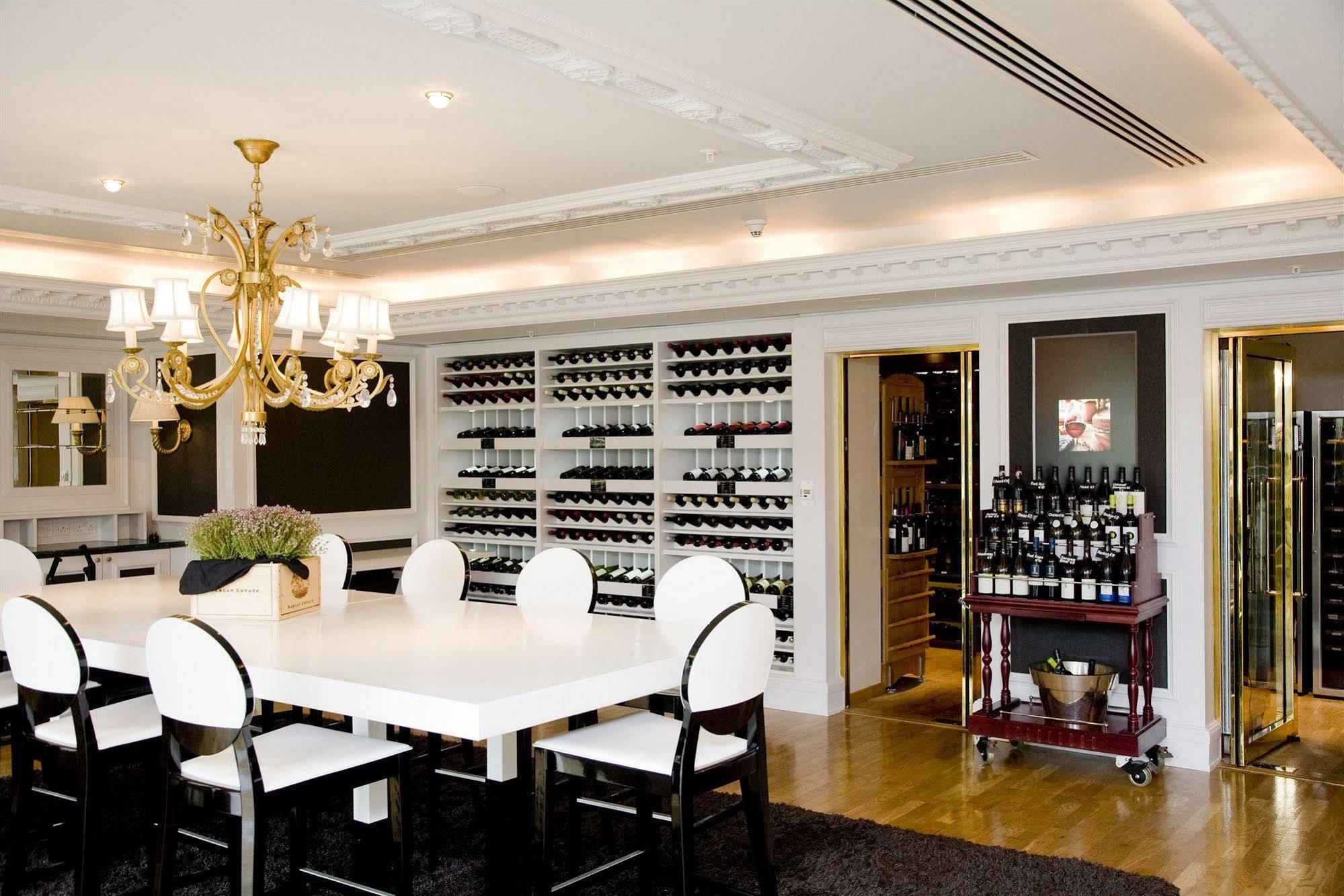 โรงแรมพาวเวอร์สคอร์ต ออโตกราฟ คอลเลคชั่น Enniskerry ภายนอก รูปภาพ Wine tasting room at the Wine Institute